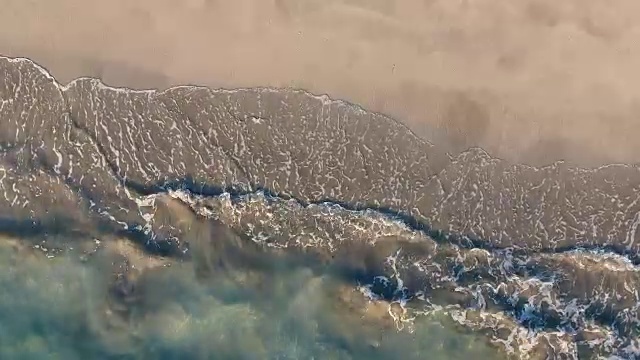 鸟瞰图海浪打破白色沙滩。