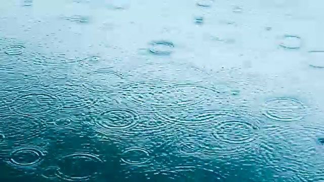 抽象的背景，雨滴落在水面上