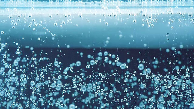 特写气泡在慢动作的水。