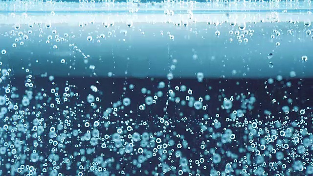 详情图-特写气泡在慢动作的水。