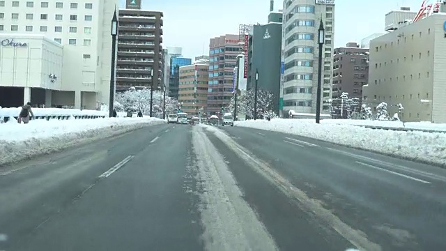 新泻市积雪覆盖的道路