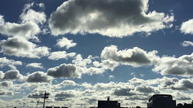 Beautiful Fluffy Clouds Moving Slowly on a clear Autumn Day(高清，慢动作)