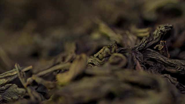 男手采摘茶叶冲泡。中国的红茶。干茶叶背景。宏。美丽的干红茶叶子特写
