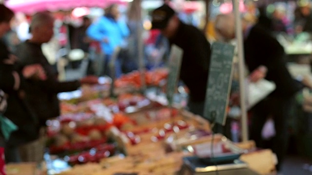 水果和蔬菜摊在法国迪耶普的农贸市场上。地方美食，天然健康食品和丰富的理念。模糊的背景