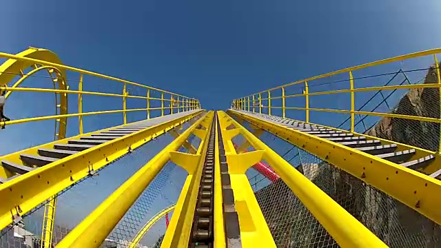 詳情圖-黃色云霄飛車的初始峰值