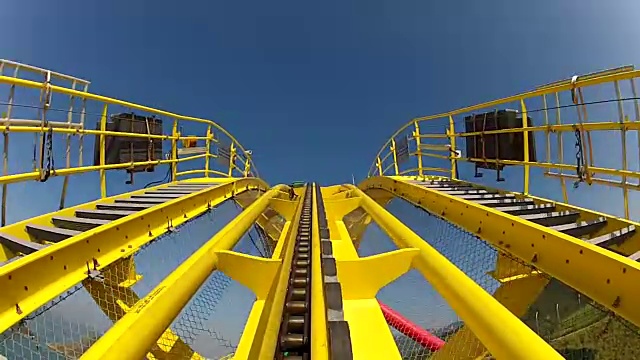 詳情圖-黃色云霄飛車的初始峰值
