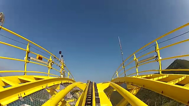 詳情圖-黃色云霄飛車的初始峰值