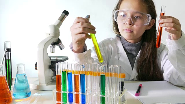 做科学实验的小女孩