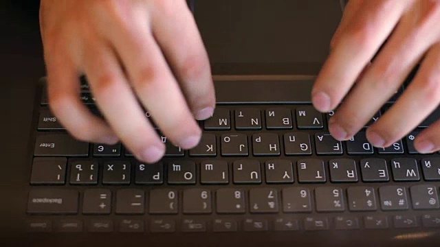 详情图-俯视图的自由职业者的手打字在笔记本电脑键盘在咖啡馆。在办公室工作的商人。一名男子在一家咖啡店上网搜索信息。商业和技术概念