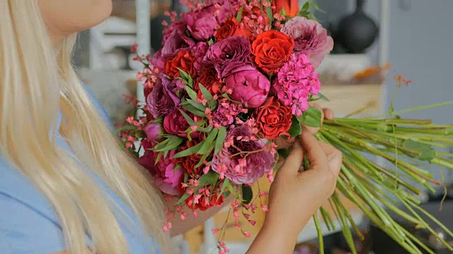 花店专业花匠制作花卉婚礼组合