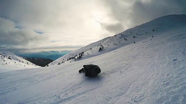 小男孩从高山度假村的滑雪坡上滚下来