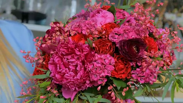 专业花艺师在工作室拿花束并检查花束