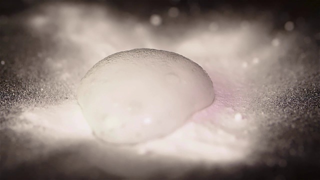 鼓泡粉的化学反应结构。实验室用白色粉末进行实验。鼓泡粉的化学反应结构。淬火苏打醋宏