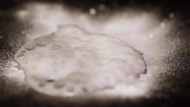 鼓泡粉的化学反应结构。实验室用白色粉末进行实验。鼓泡粉的化学反应结构。淬火苏打醋宏