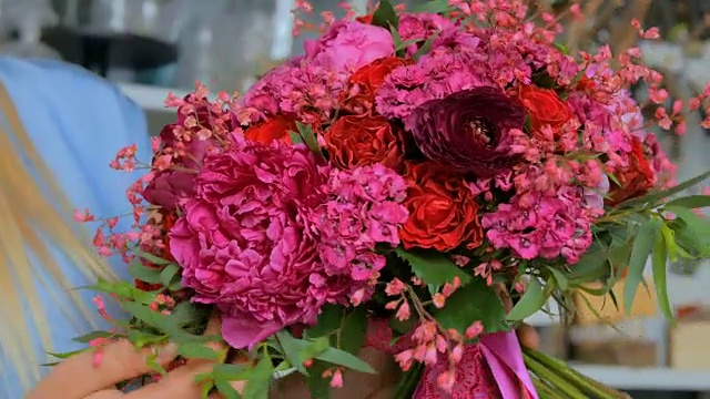 3次。专业花艺师在工作室拿花束并检查花束