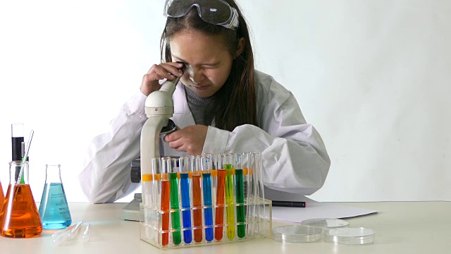 小女孩一边做科学实验一边做笔记
