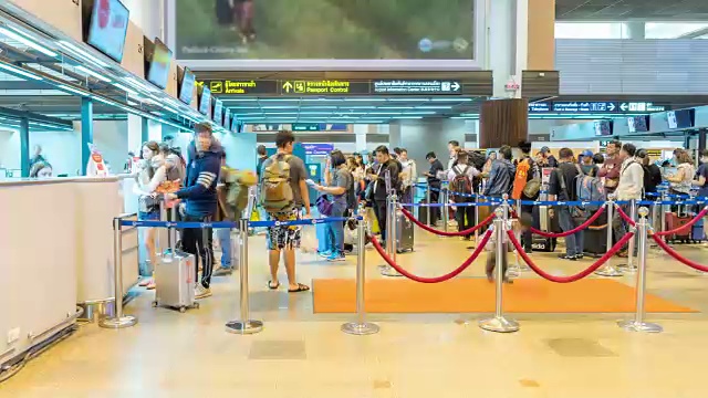 时光流逝:旅客在机场办理登机手续的柜台大厅