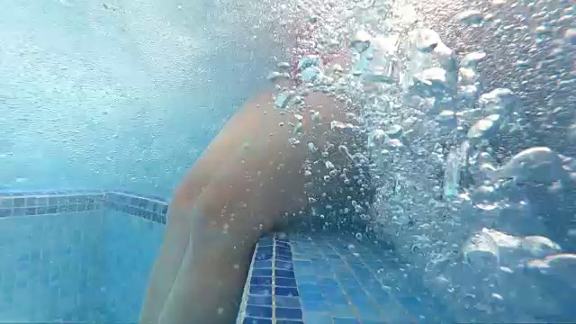 一个年轻女子在按摩浴缸里的美腿慢镜头