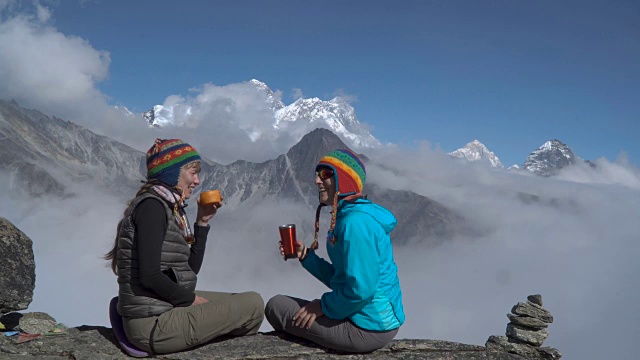 两个女孩在山里喝茶