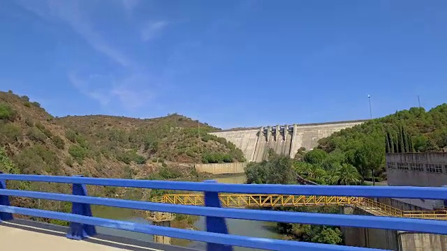 在大坝附近的公路上开车