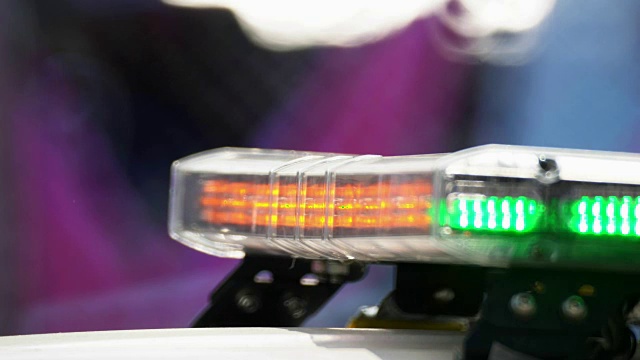 详情图-抢险车上闪烁的紧急警笛