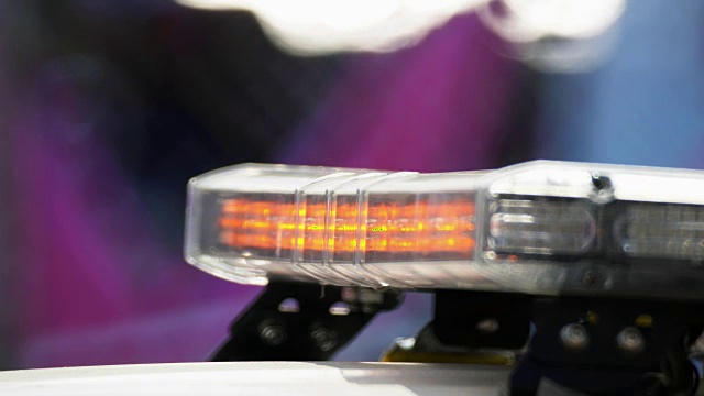 详情图-抢险车上闪烁的紧急警笛