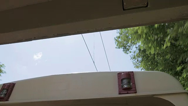 复古火车的屋顶在山区-格鲁吉亚