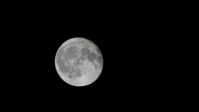 满月在夜空中移动