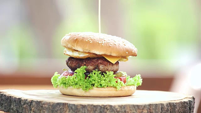 詳情圖-牛肉漢堡放在木板上。