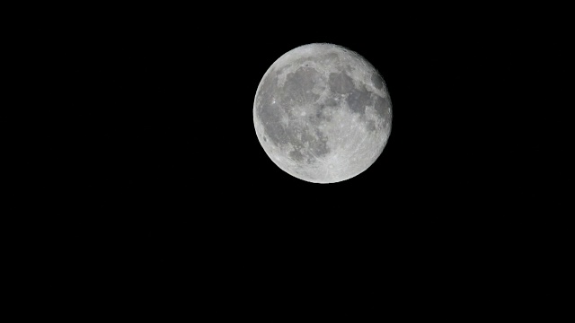 满月在夜空中移动