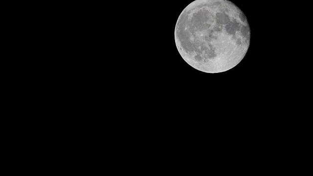 詳情圖-滿月在夜空中移動(dòng)