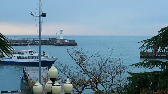 船驶离码头出海去了