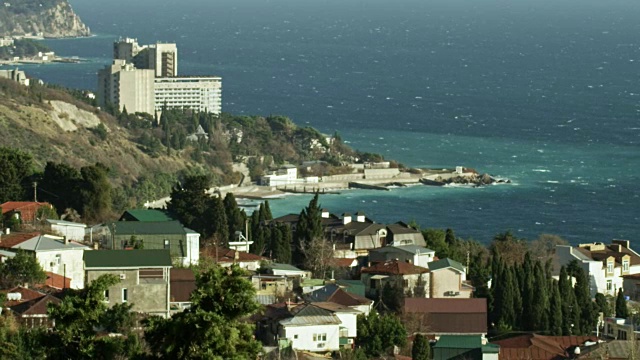 全景式的城市在山区位于奶油海岸