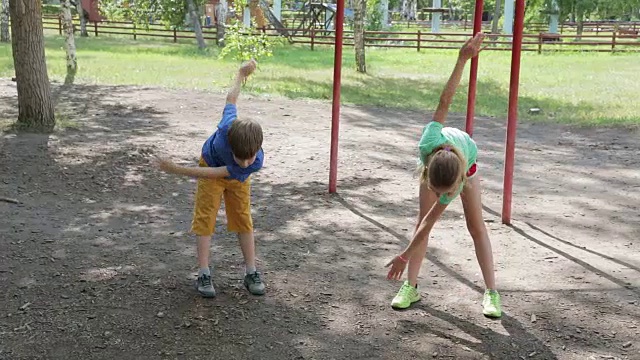 詳情圖-青少年在公園里訓練，練習敏捷性和速度