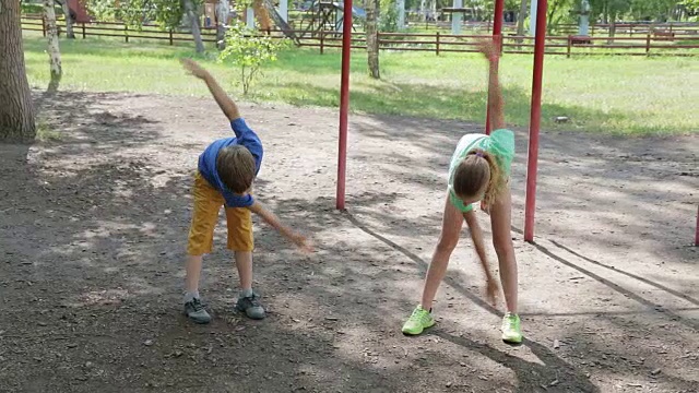 詳情圖-青少年在公園里訓練，練習敏捷性和速度