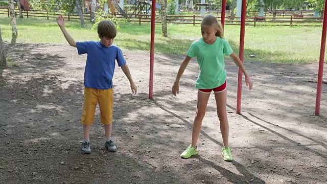 詳情圖-青少年在公園里訓練，練習敏捷性和速度