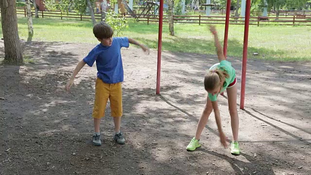 詳情圖-青少年在公園里訓練，練習敏捷性和速度