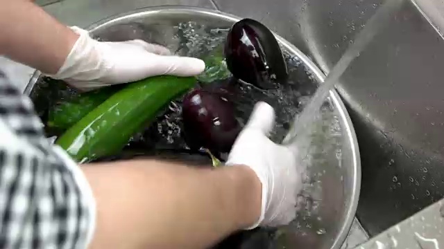 洗手茄子和西葫芦。