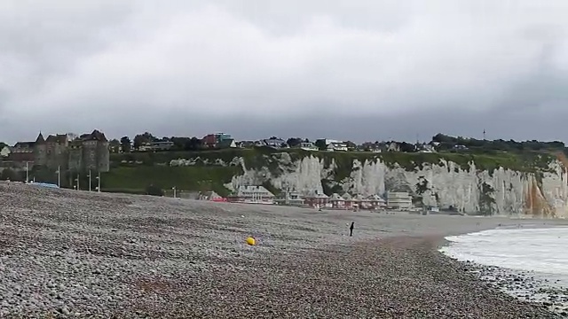 迪耶普海岸的景色。大海的潮汐。海滩，城堡和潮汐的全景。阴天有大浪。行动。实时的一天。