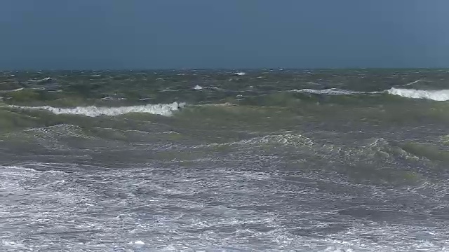 诺曼底，海面上的海浪。蔚蓝的水背景。波模式。在法国北部度假。行动。实时视频，一天。