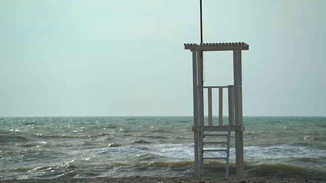 淡季时空旷沙滩上的救生员塔。有风的日子和暴风雨的大海