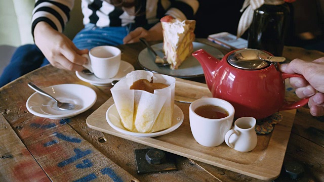 年轻女子在咖啡店吃蛋糕喝茶