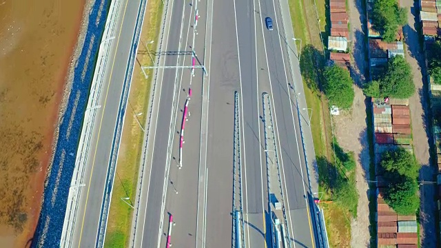 汽车在高速公路上移动与三叉路过去的河流水和道路现场无人机视图