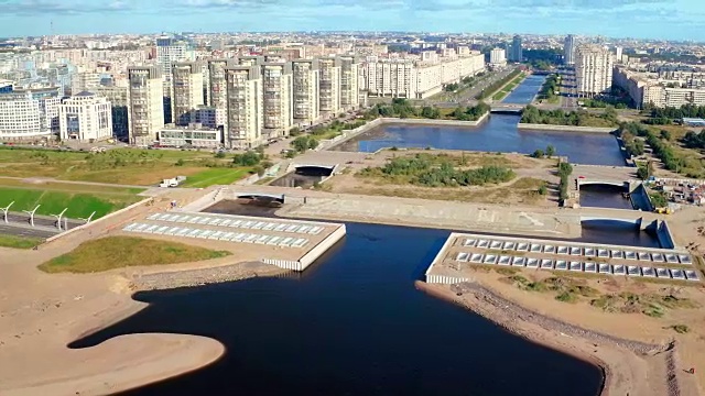 汽车行驶在公路隧道下的水坝背景城市景观