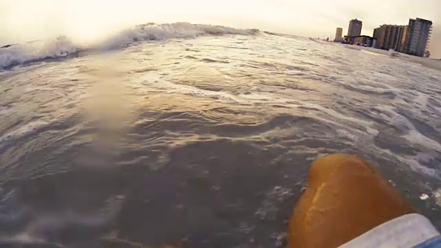 在日落时分跳进海里