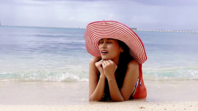 詳情圖-海灘女人日光浴在夏季熱帶度假。