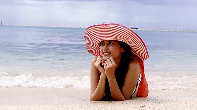 詳情圖-海灘女人日光浴在夏季熱帶度假。