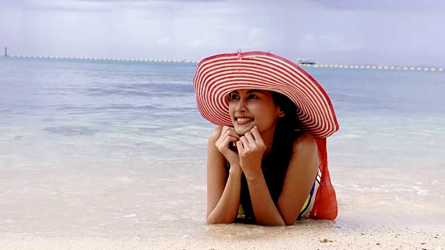 詳情圖-海灘女人日光浴在夏季熱帶度假。