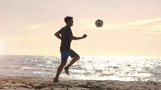 詳情圖-年輕男子在游泳褲做特技運球彈跳足球在海邊在日落的海灘剪影