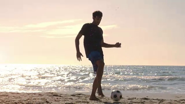 詳情圖-年輕男子在游泳褲做特技運球彈跳足球在海邊在日落的海灘剪影